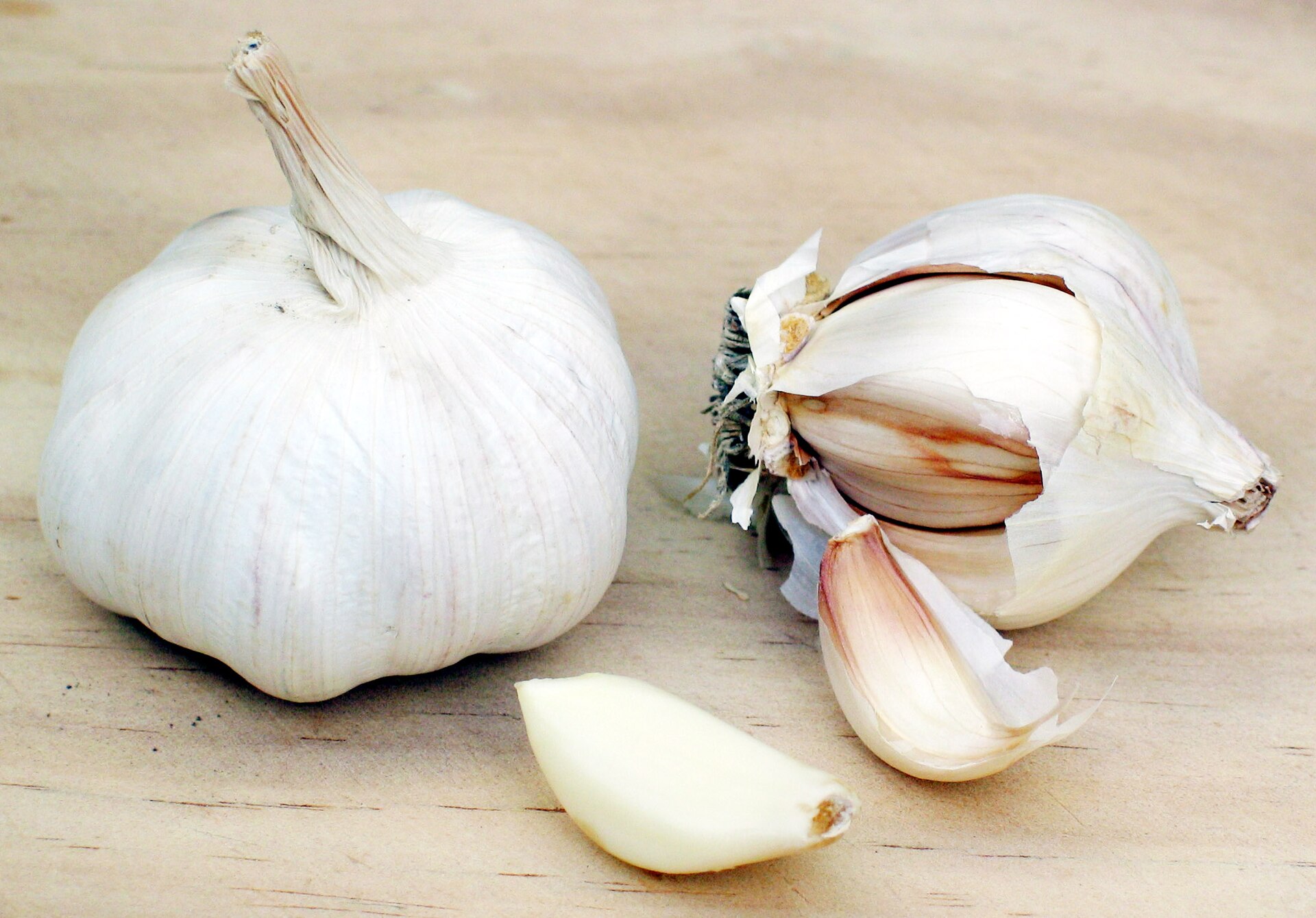 Whole garlic bulbs with papery skin